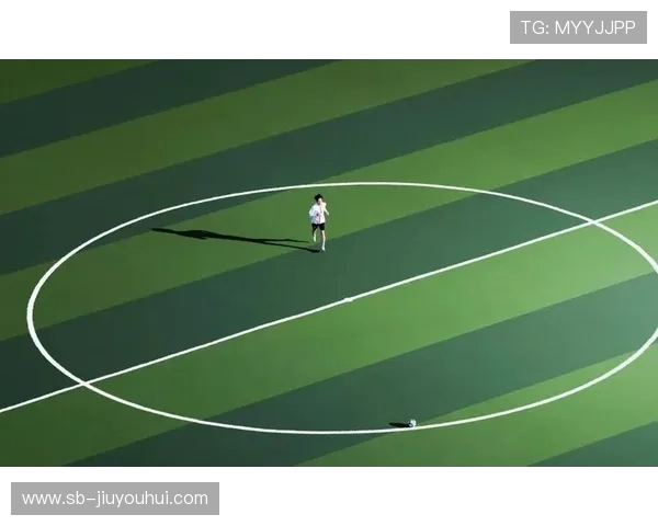 从背后视角感受绿茵激情追逐瞬间展现足球运动的力量与美感 从背后视角感受绿茵激情追逐瞬间展现足球运动的力量与美感